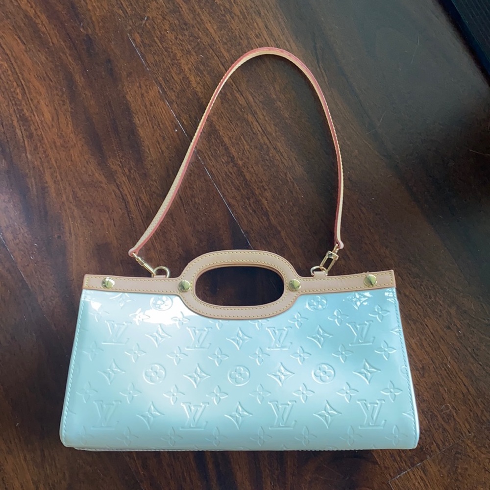 LOUIS VUITTON purse
Vernis Roxbury Drive Perle